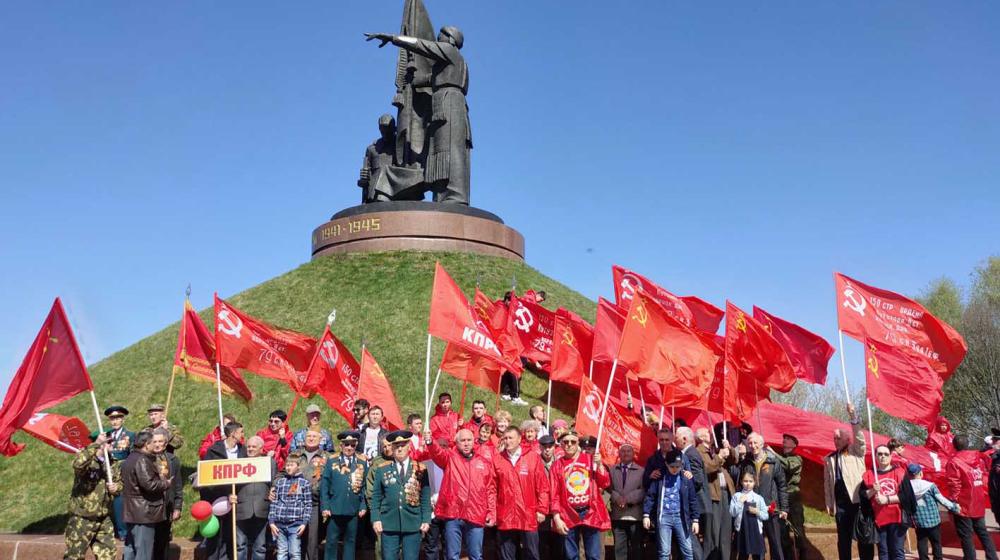 В Чебоксарах встретили 9 Мая с копиями Знамени Победы