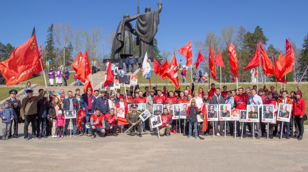 Коммунисты и комсомольцы организовали "красную колонну" на городском Параде Победы в Томске