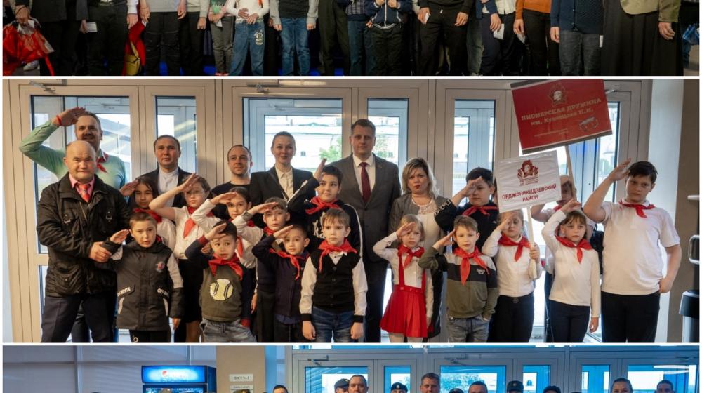 Екатеринбург. В торжественной линейке приняли участие больше полутысячи пионеров