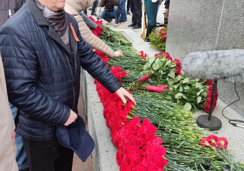 Сергей Пантелеев принял участие в церемонии возложения венков и цветов на Пискаревском мемориальном кладбище