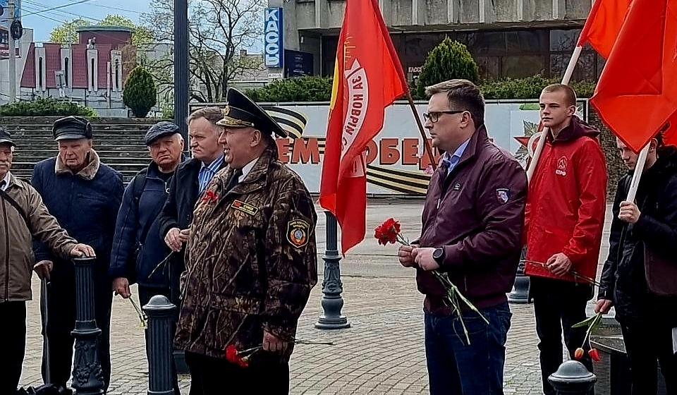 Калининград. Коммунист Максим Буланов: С Днём Балтийского Флота!