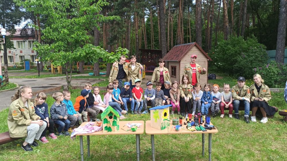 Подмосковные коммунисты 1 июня, в День защиты детей, поздравили ребятишек региона и вручили подарки от КПРФ