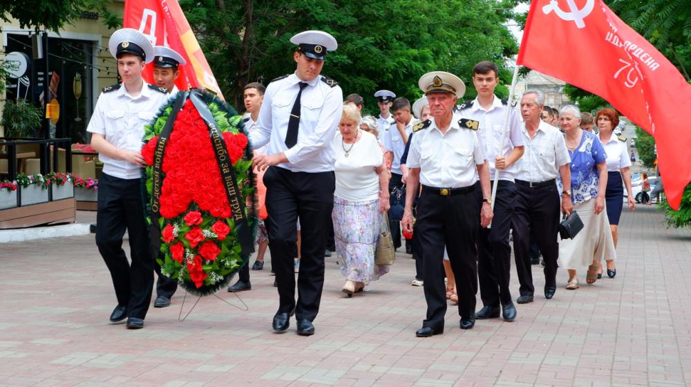 В День памяти и скорби астраханские коммунисты и комсомольцы приняли участие в патриотическом мероприятии