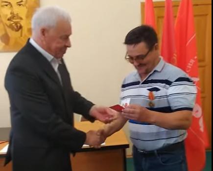 Генерал Соболев вручил активистам КПРФ из Омской области памятные медали