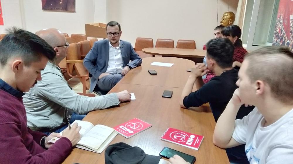Коммунисты Читы установили табличку на памятнике Ленину-гимназисту