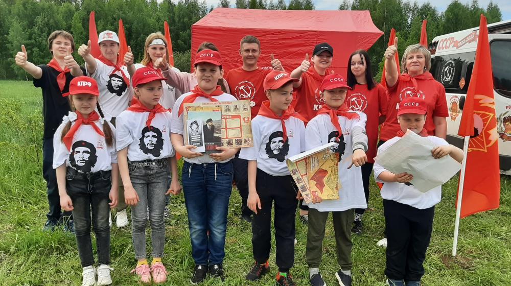 Костромские коммунисты провели пионерский поход
