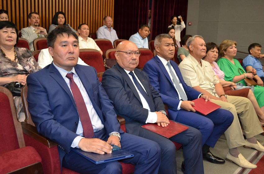 Первый секретарь Калмыцкого рескома партии Николай Нуров поздравил коллектив Арбитражного суда республики с 30-летием