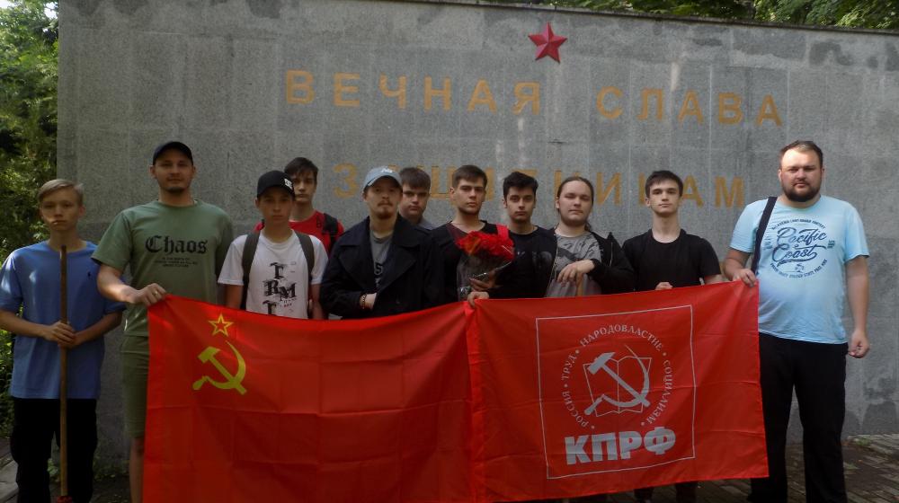 Комсомольцы позаботились о могилах красноармейцев, освобождавших Воронеж