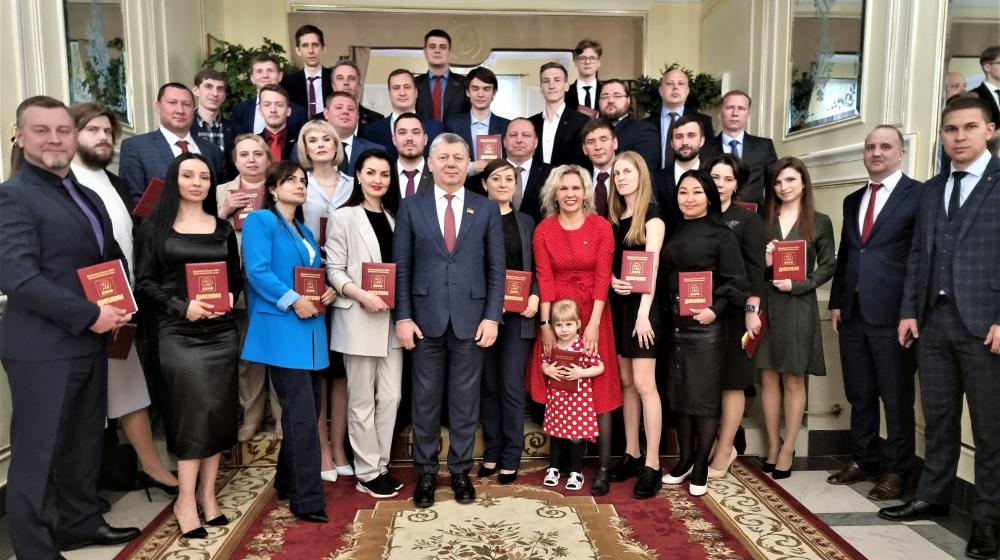 Д.Г. Новиков вручил дипломы выпускникам Центра политической учебы, составившим 45-й поток слушателей