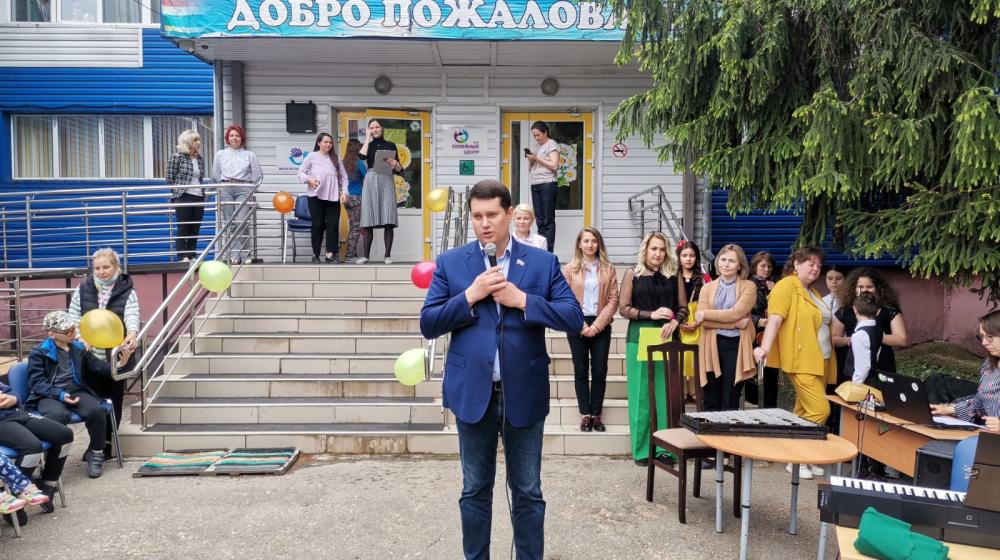Тульские коммунисты поздравили детей с праздником