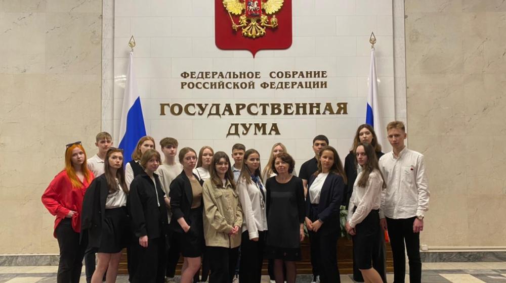 После длительного перерыва фракция КПРФ в Госдуме возобновила экскурсии для школьников и студентов.