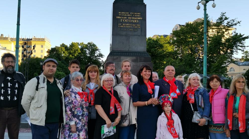 Москва. Родной земли не отдадим ни пяди!