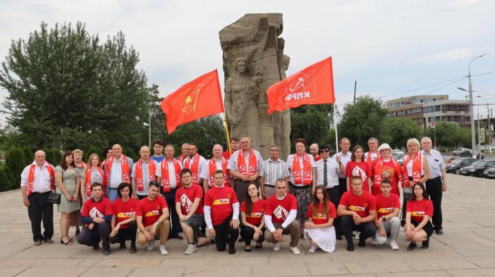 Сталинградские коммунисты провели акцию памяти «Никто не забыт, ничто не забыто!»