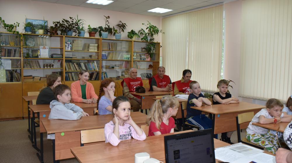 Архангельская область. В День русского языка школьники Ленского района получили подарки от КПРФ