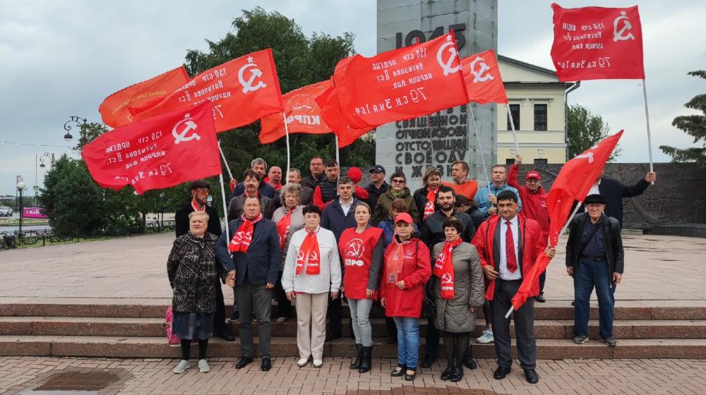Тюменские коммунисты возложили красные гвоздики в память о павших воинах