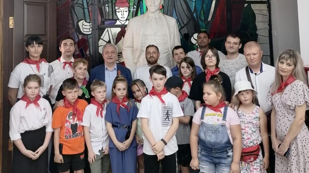 Краснодар. Коммунист-депутат Госдумы Н.И. Осадчий повязал галстуки новому отряду юных пионеров и поздравил коллектив Центра детского творчества