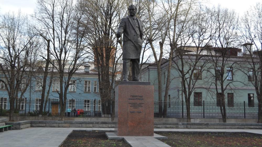 Коммунисты возложили цветы к памятнику Георгию Димитрову в Москве в связи со 140-летием со Дня его рождения