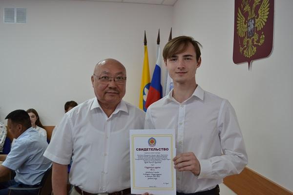 Республика Калмыкия. Депутаты КПРФ вручили именные стипендии лучшим студентам
