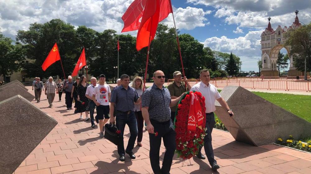 Коммунисты Приамурья возложили цветы к Вечному огню в Благовещенске по случаю 81-й годовщины начала Великой Отечественной войны