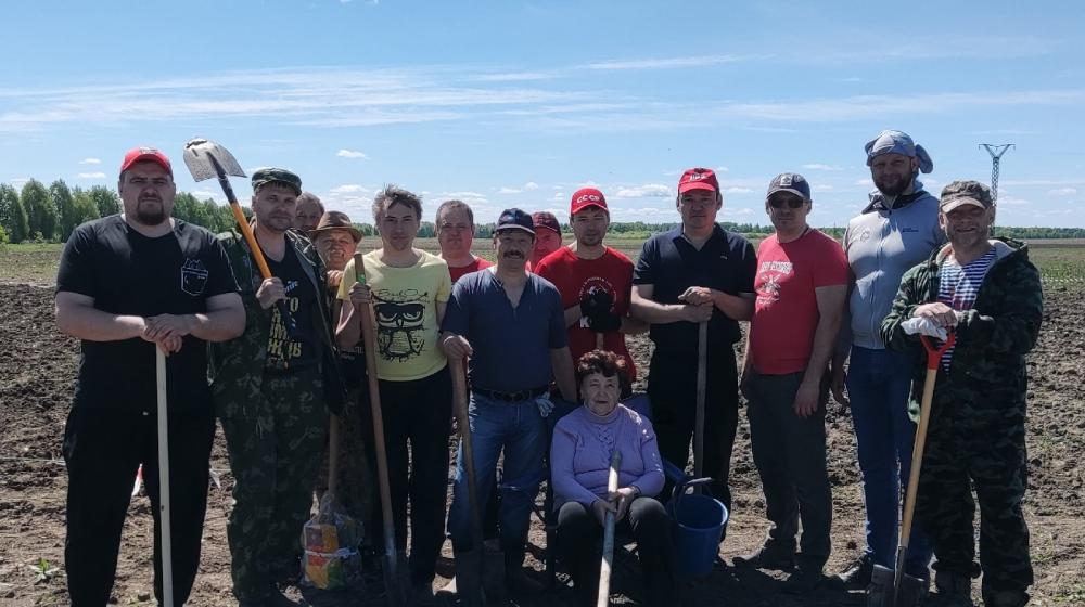 Тюменский обком принял участие в весенне-полевых работах
