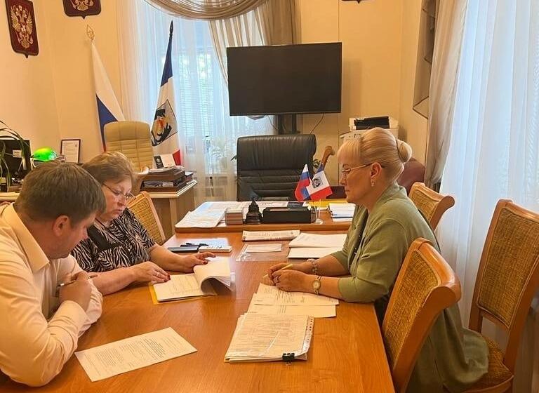 Избирком Новгородской области принял документы у кандидата на пост губернатора Ольги Ефимовой