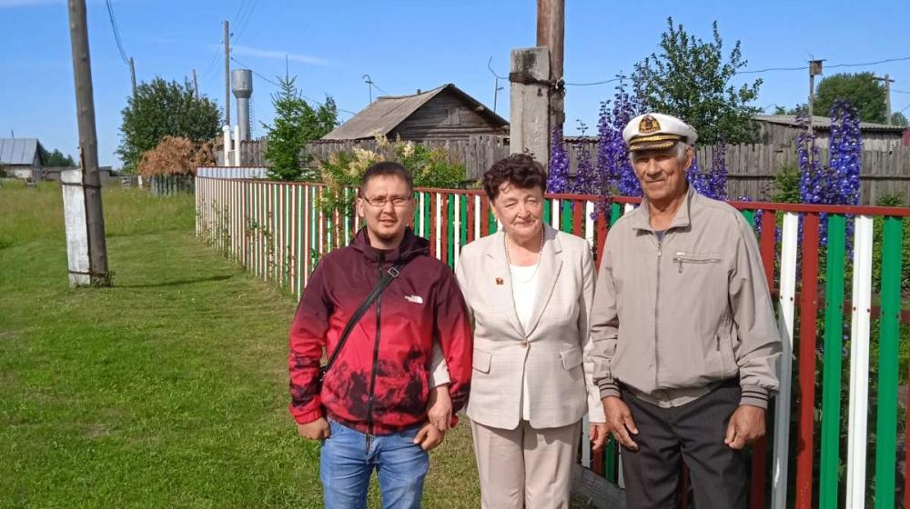 Тюменская область. Коммунист Владимир Янабаев своими руками построил детскую площадку в родном селе