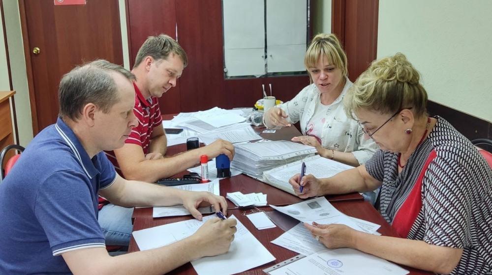 Ольга Алимова вместе с товарищами подготовили документы на заверение списков кандидатов в депутаты Саратовской областной Думы от КПРФ