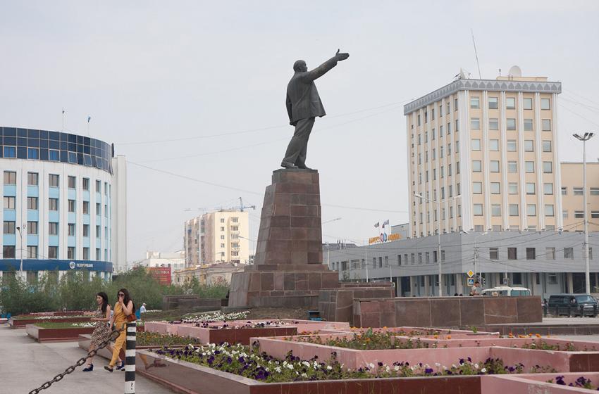 Якутские коммунисты взяли на контроль ремонт памятника В.И. Ленину в центре Якутска