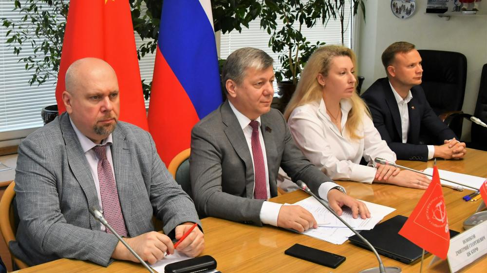 Зампредседателя ЦК КПРФ Дмитрий Новиков провёл встречу с заместителем заведующего Международным отделом ЦК КПК Цянь Хуншанем