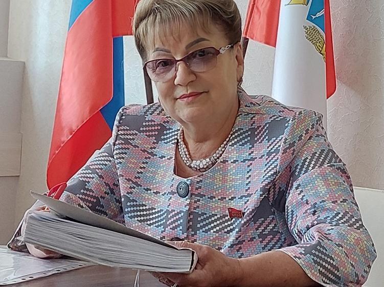 Ольга Алимова сдала в облизбирком подписные листы в свою поддержку