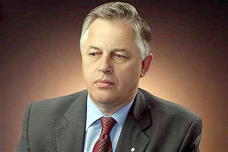 Г.А. Зюганов поздравляет П.Н. Симоненко с юбилеем