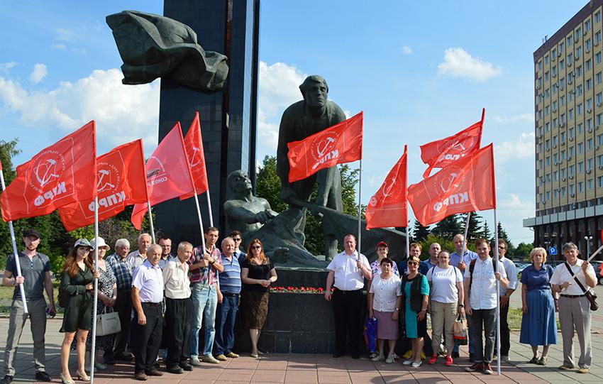 Коммунисты Ивановской области возложили цветы к памятному камню – жертвам расстрела рабочих в Иваново-Вознесенске в 1915 году