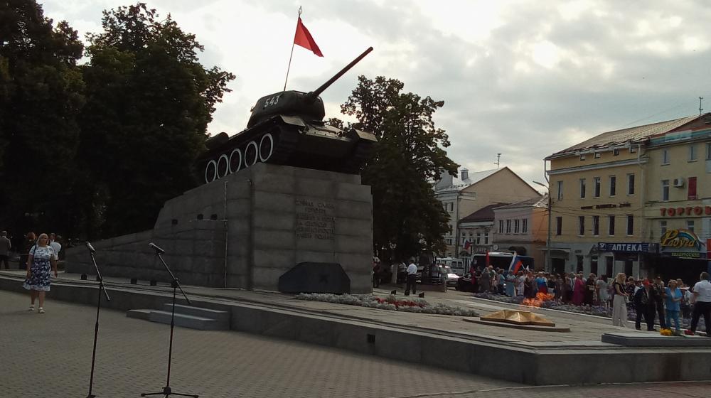 Г.А. Зюганов принял участие в церемонии подъема дубликата Красного флага над Орлом