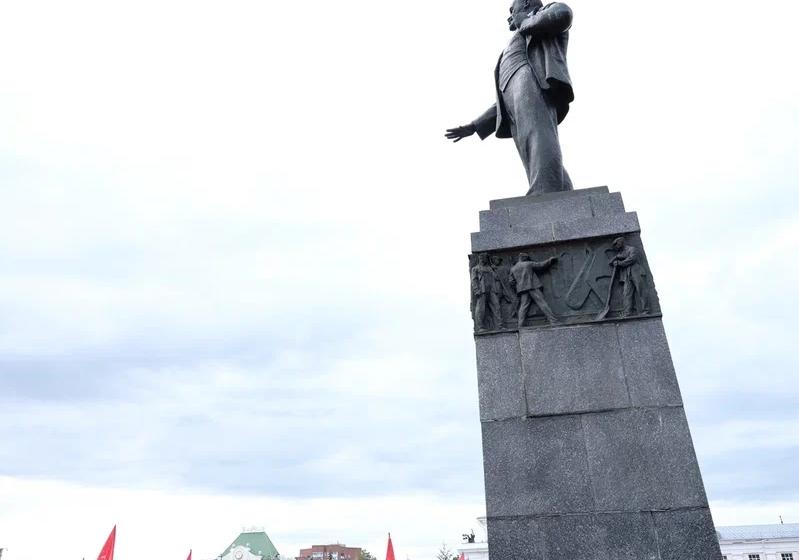 Г.А. Зюганов возложил цветы к памятнику В.И. Ленину в городе Орле
