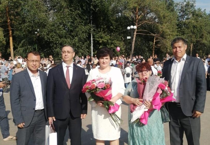 Коммунисты по всей Оренбургской области поздравили учеников с Днем знаний