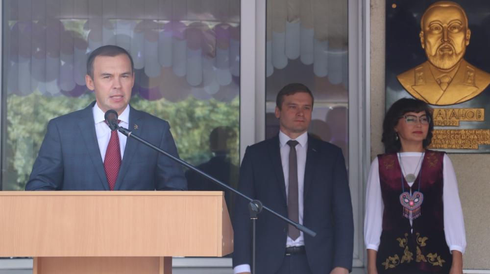 Юрий Афонин и Валентин Коновалов приняли участие в школьных линейках в Абакане и Саяногорске