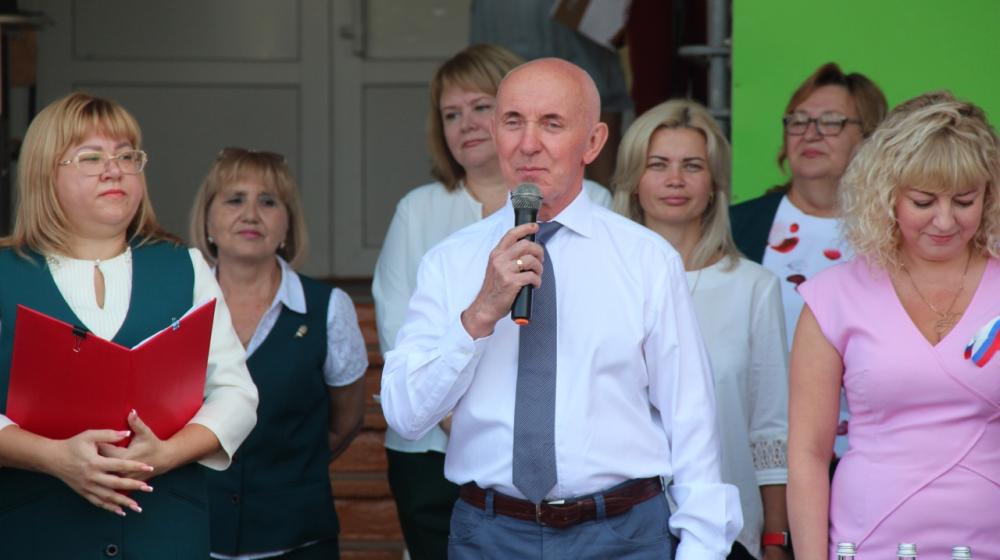Республика Крым. Депутат ГД РФ Юрий Синельщиков поздравил школьников Евпатории и их родителей с Днём знаний