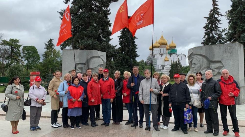 Ярославские коммунисты почтили память павших во Второй мировой войне