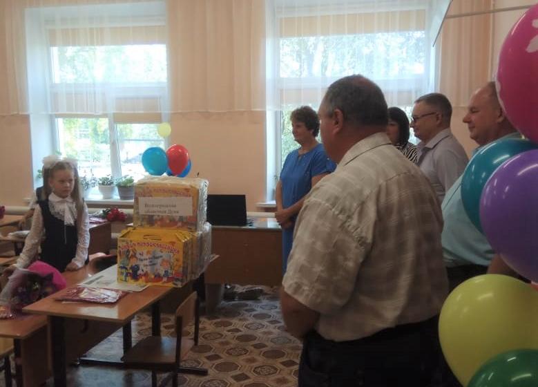 Волгоградские коммунисты 1 сентября поздравили школьников с Днем знаний