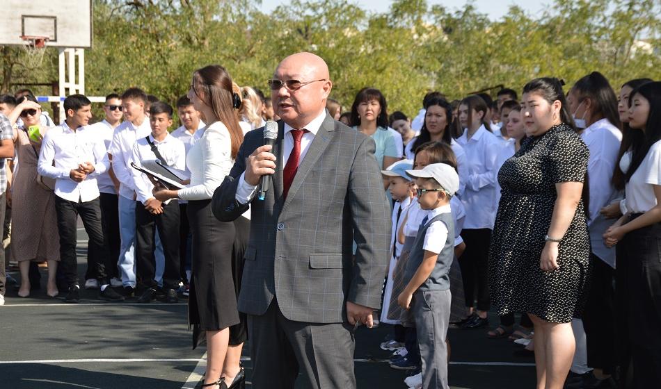 Калмыкия: Депутаты-коммунисты поздравили педагогов и учащихся с Днём знаний