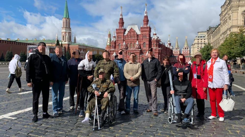 Москва. Активисты КПРФ и женского движения организовали экскурсию по столице для российских воинов