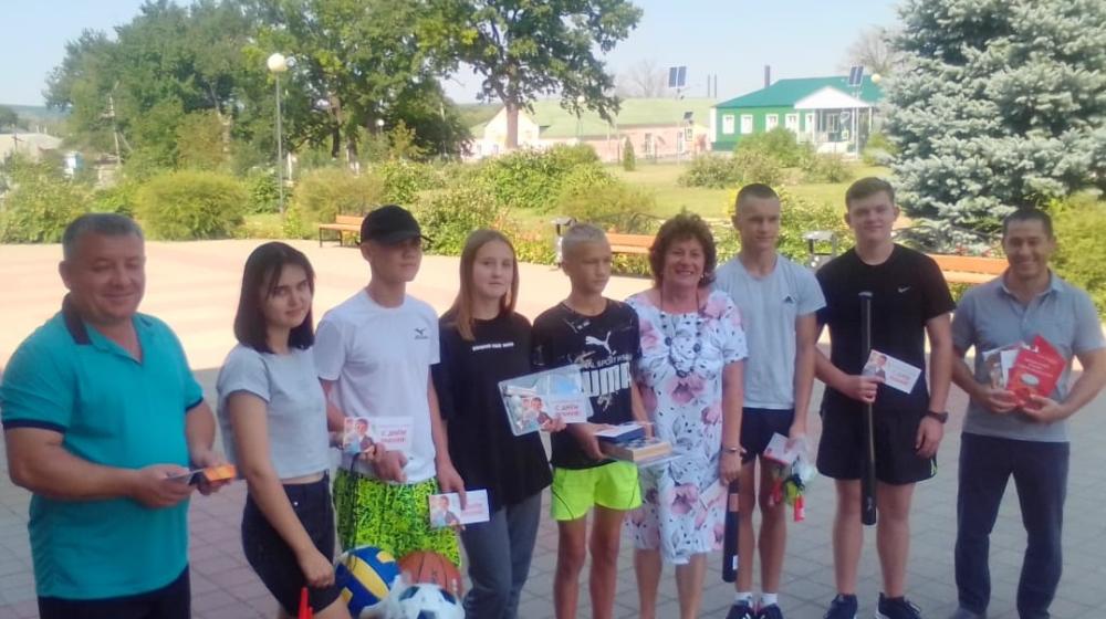 Ко Дню знаний подарки школьникам Белгородчины от Сергея Гаврилова вручили его товарищи по партии