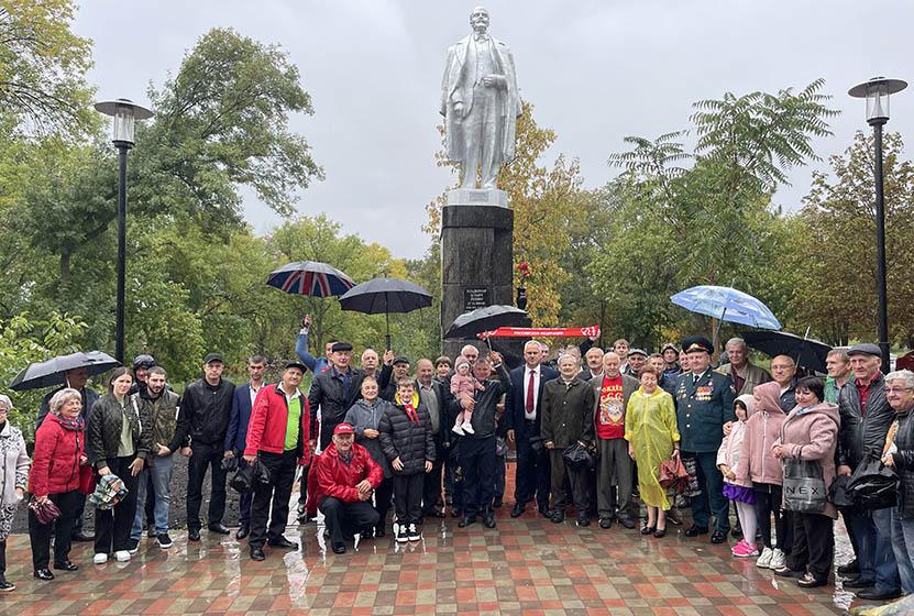 Ростовская область. В Красном Сулине к 100-летию Союза ССР открыли памятник Владимиру Ильичу Ленину