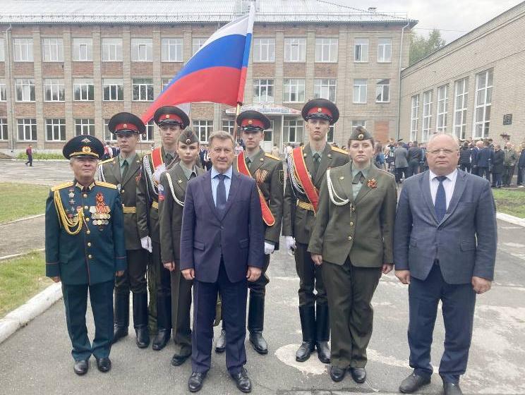 Новосибирск. Анатолий Локоть торжественно открыл мемориальную доску памяти Камиля Хабибназарова на фасаде школы №24