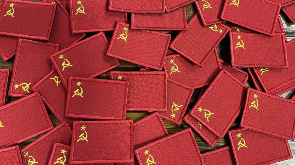 Тюменские коммунисты передали военнослужащим шевроны с советской символикой