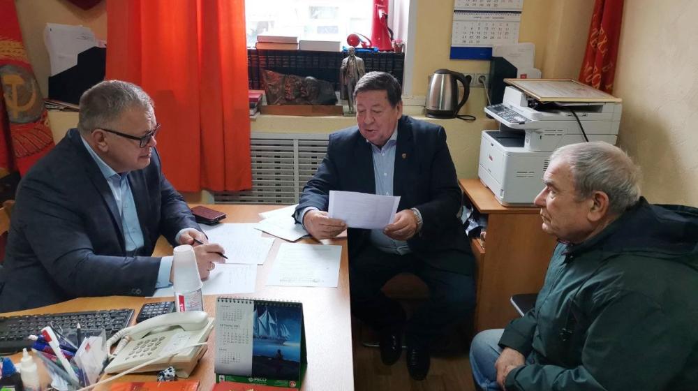Руководитель фракции КПРФ в Мособлдуме Александр Наумов провел прием граждан в Кашире