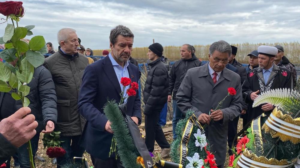 Башкирия. Александр Ющенко и Юнир Кутлугужин простились с офицером Российской Армии Асхатом Мухаметовым
