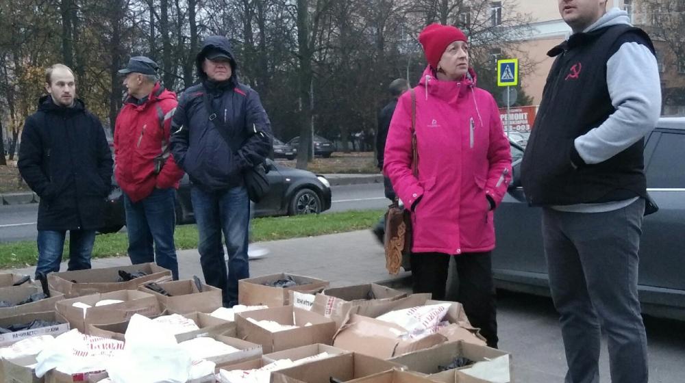 Великий Новгород. Активисты КПРФ приняли активное участие в отправке в войска добровольцев и мобилизованных воинов