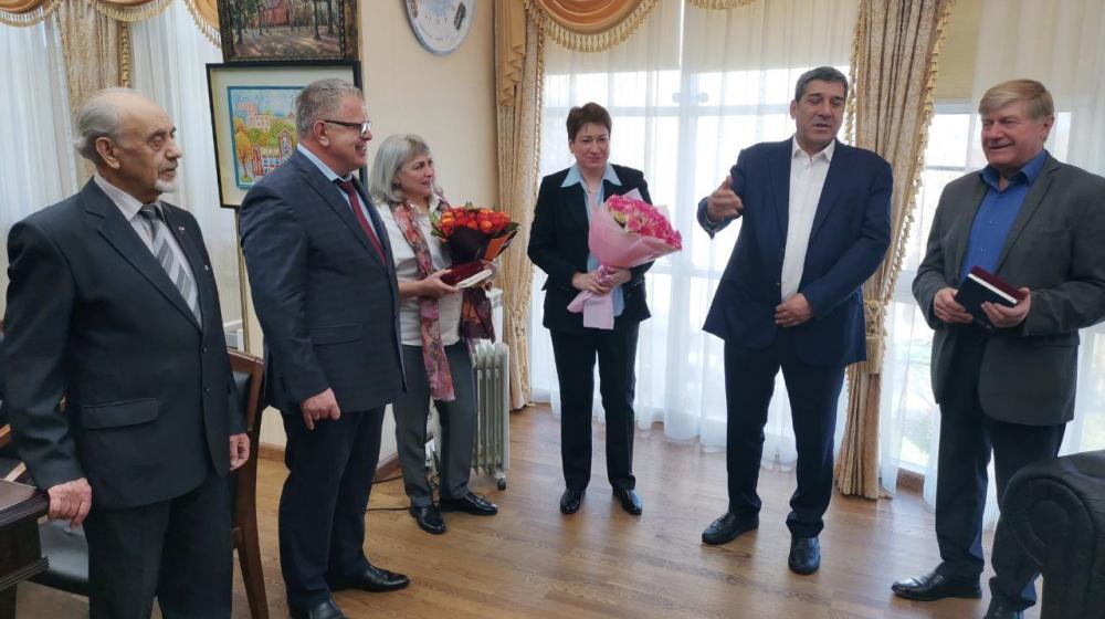 Депутат КПРФ Александр Наумов наградил сотрудников строительной фирмы «Гюнай» в городе Домодедово