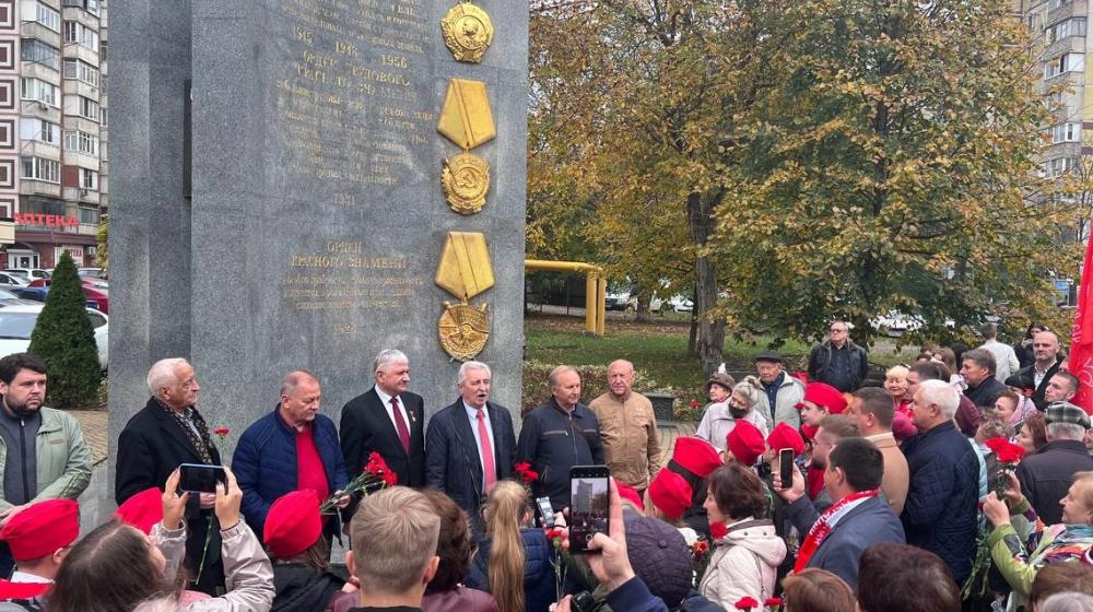 В Краснодаре активисты КПРФ и ЛКСМ РФ отметили день рождения Ленинского Комсомола у памятника в честь комсомольцев всех поколений